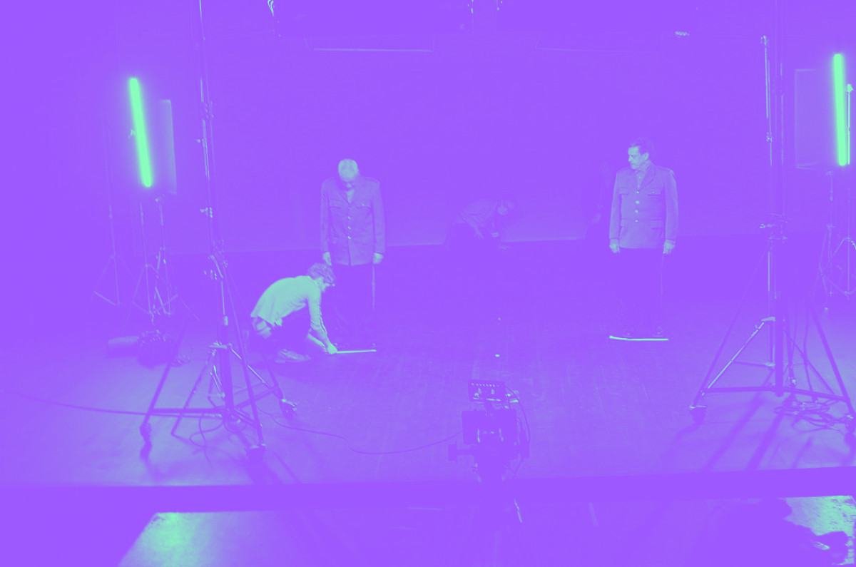 Deux personnes sur la scène dans une lumière bleue avec des pulls bleus