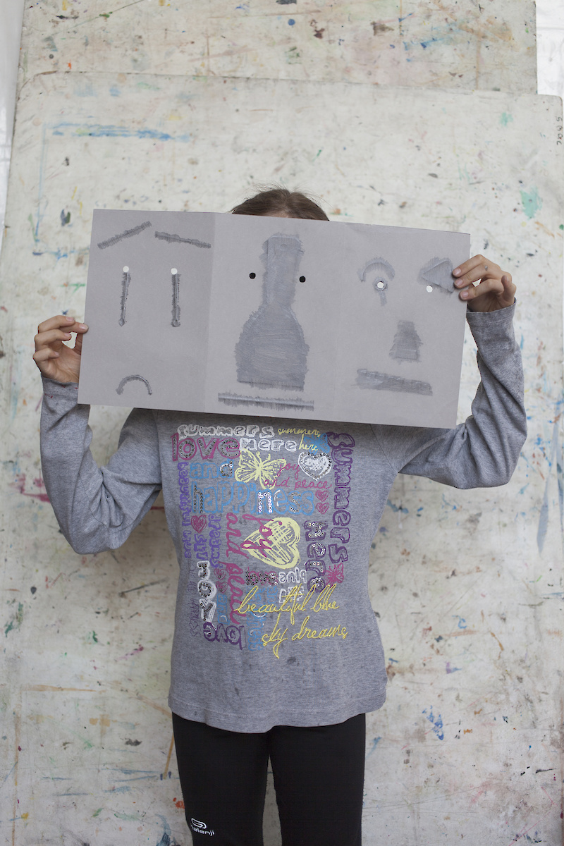 Un enfant avec un masque dessiné