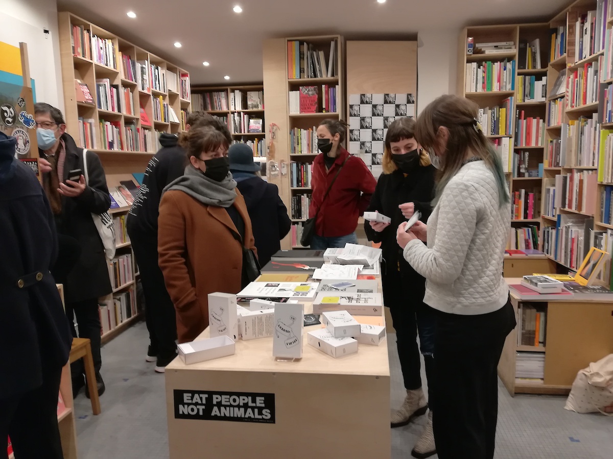 Des personnes dans une librairie, lancement en librairie, jeu chorégraphique