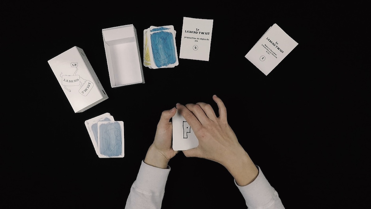 Photographie de mains jouant avec un jeu de cartes, laban, tuto, démonstration jeu de cartes