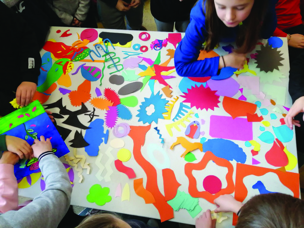Une photographie de collage coloré réalisé par des enfants