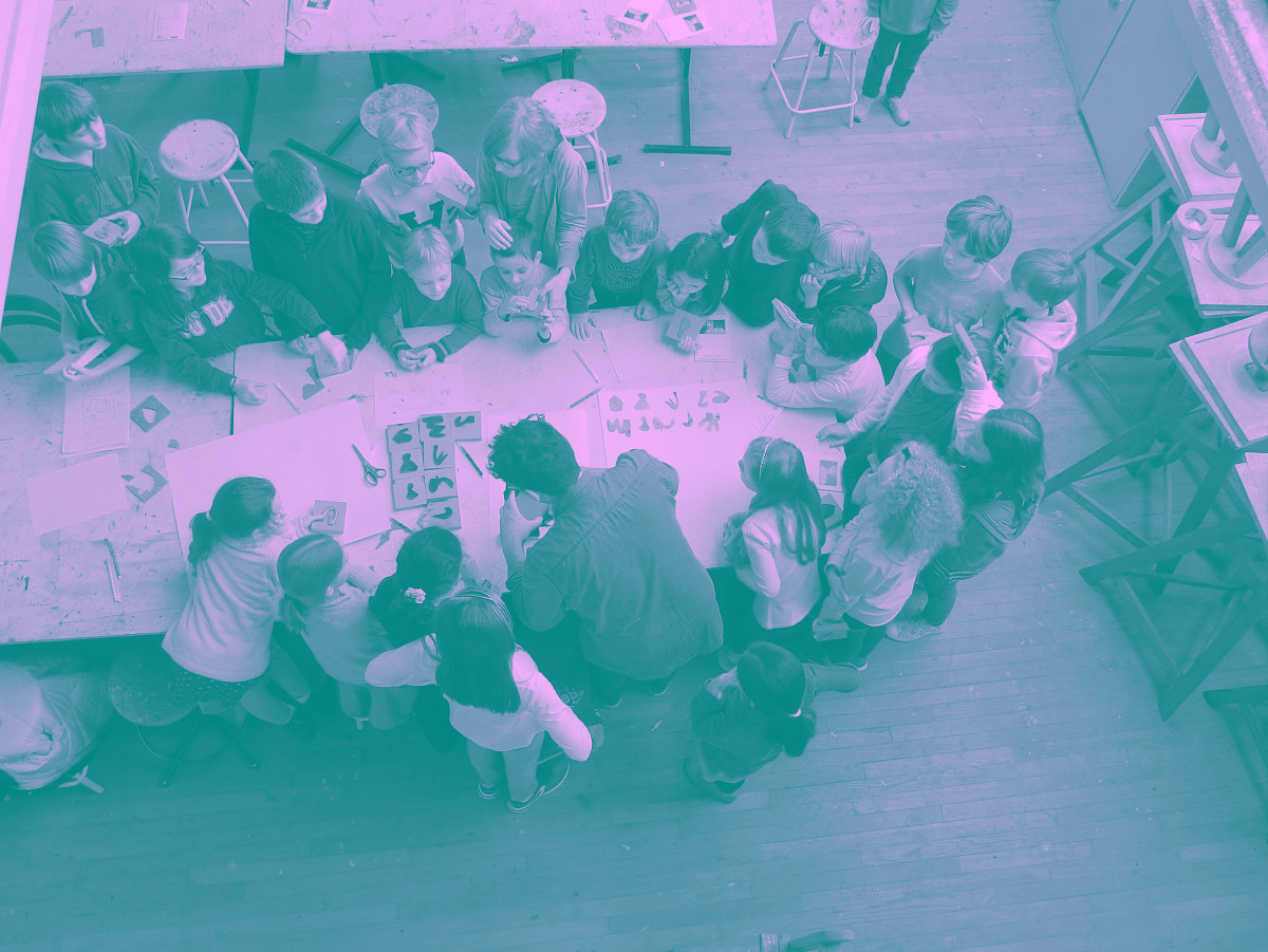 Des enfants dans un atelier artistique autour d'une table