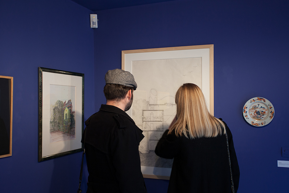 Deux personnes de dos regardent un dessin d'architecte