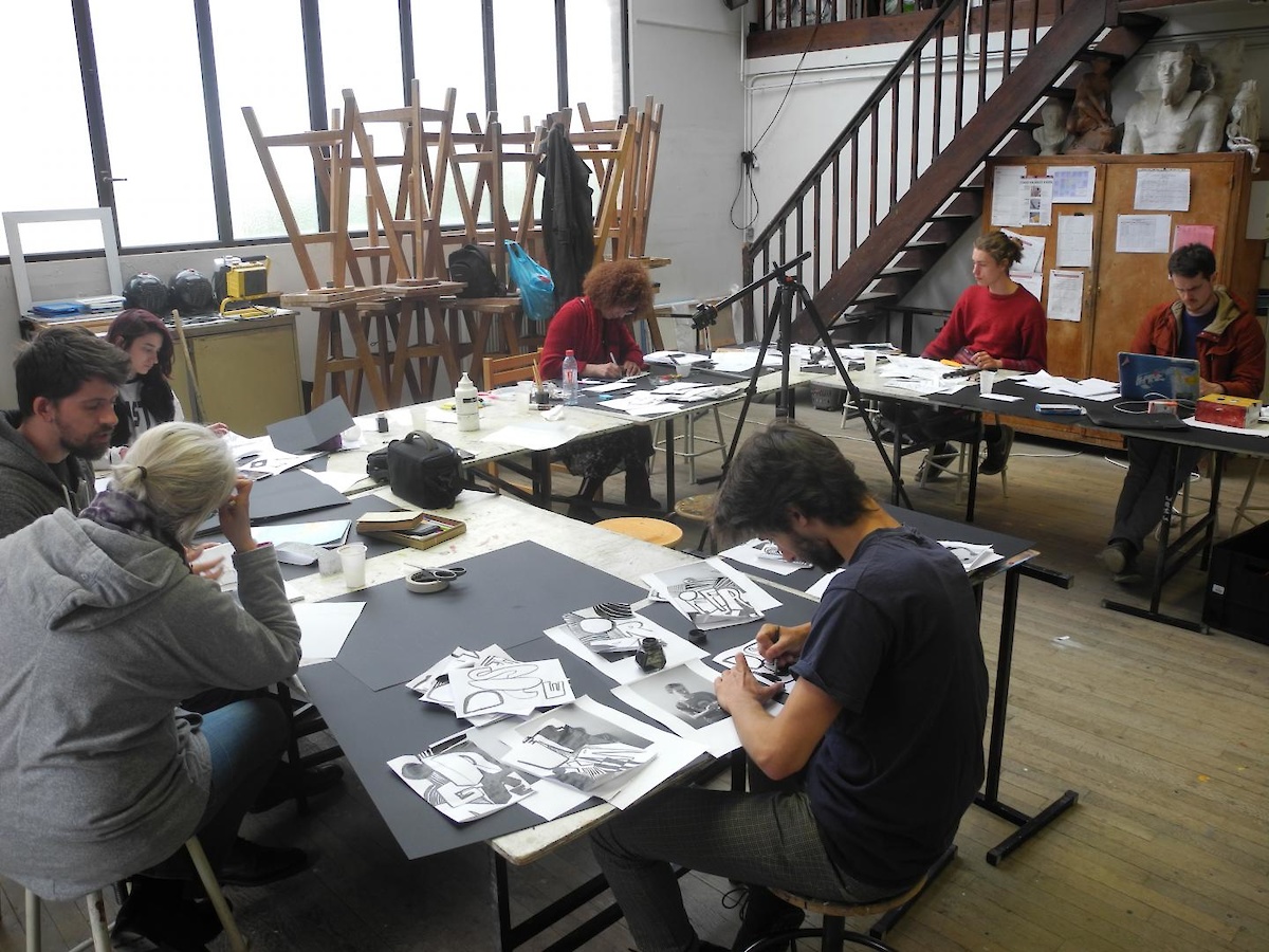 personnes qui travaillent dans un atelier d'artiste à la création d'un livre artisanal