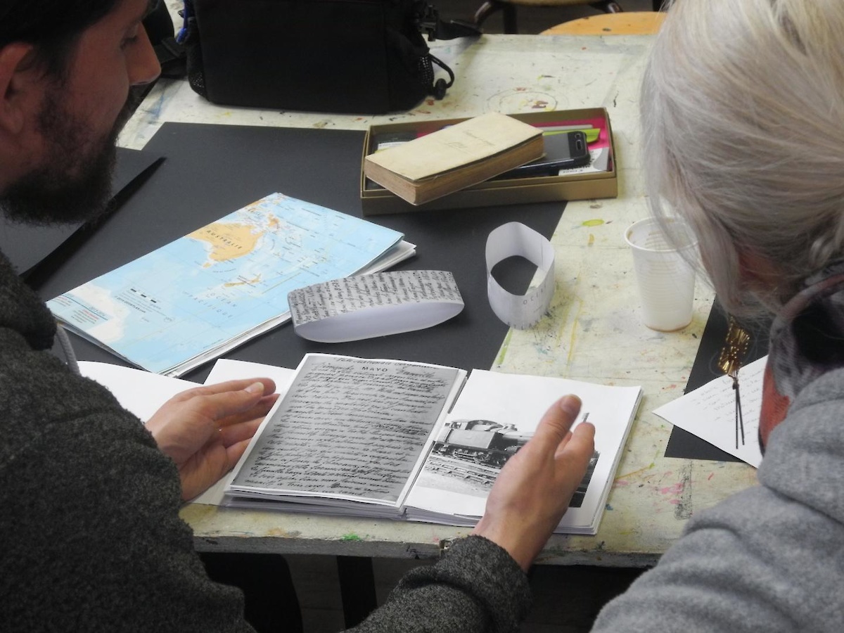 deux personnes discutent autour de la création d'un livre