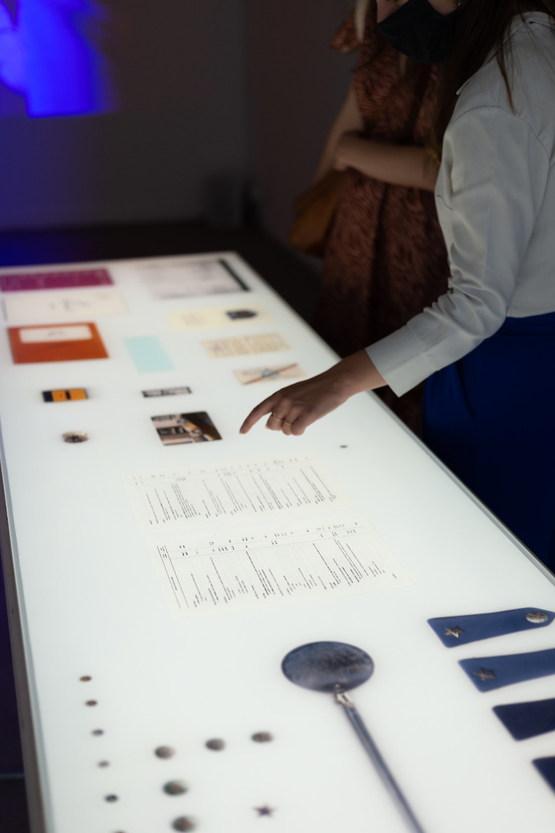 table lumineuse qui expose des documents historiques