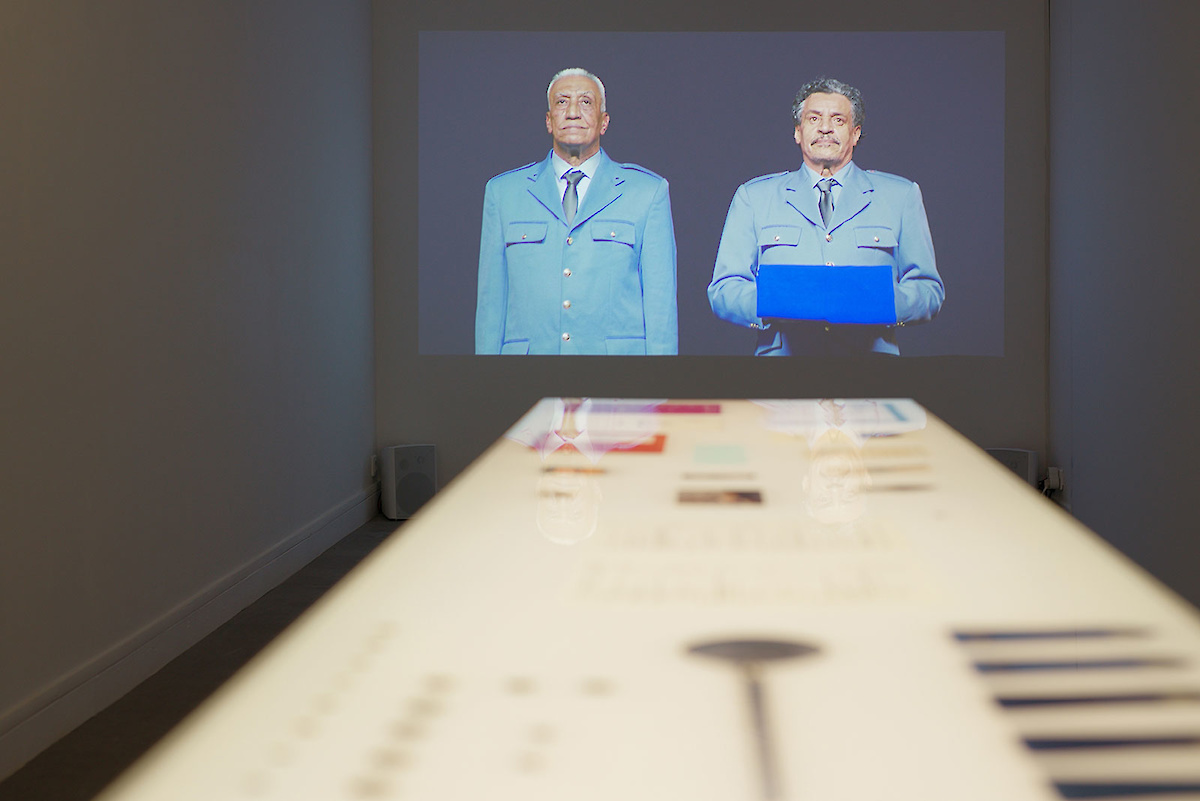 table lumineuse avec des documents historiques et hommes en uniforme