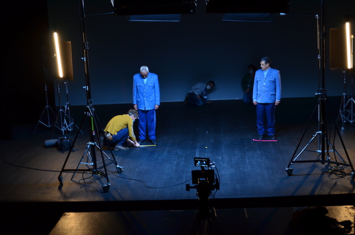 Deux personnes sur la scène dans une lumière bleue avec des pulls bleus