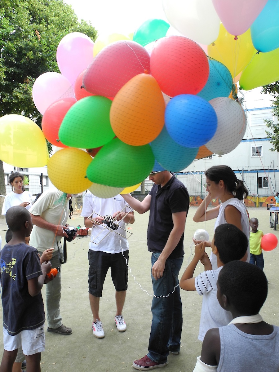 Des ballons de baudruche colorés accrochés à un mobiles