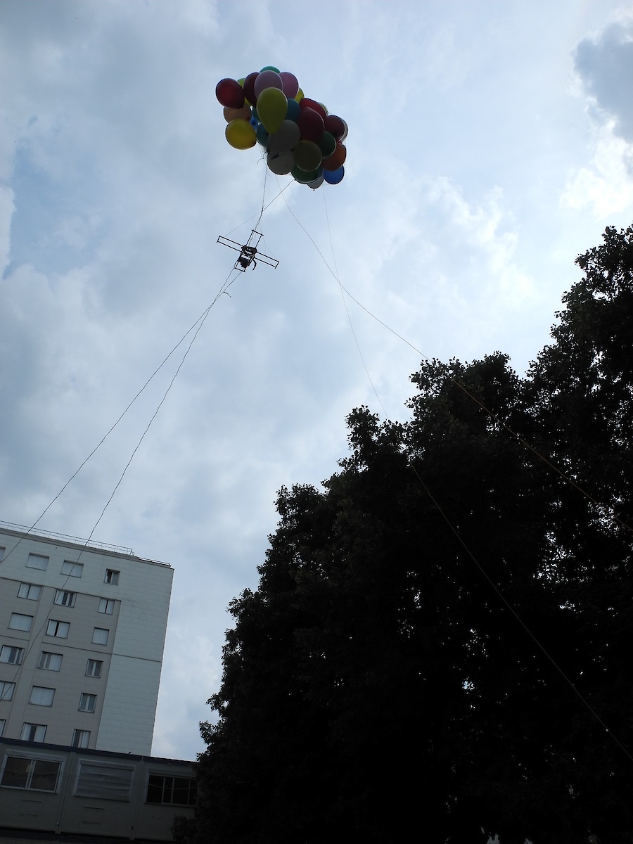 Ballons s'envolant dans le ciel