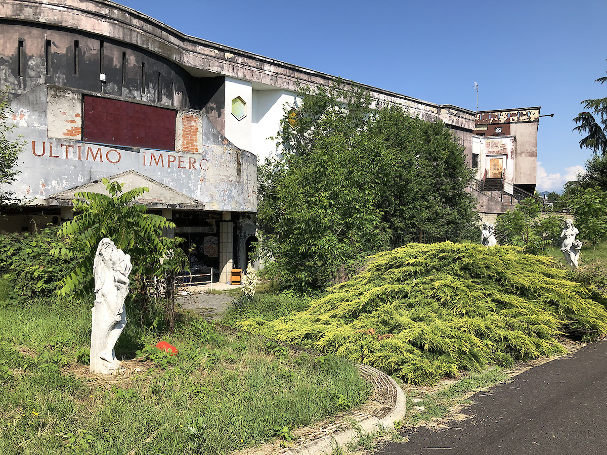 Un bâtiment recouvert de végétation, urbex boîte de nuit abandonnée, urbex discothèque