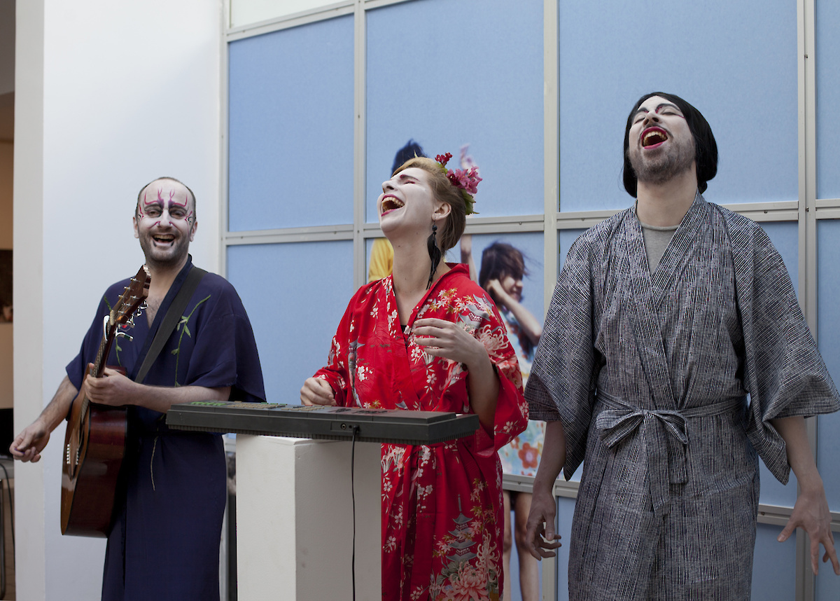 Trois personnes en kimono chantent