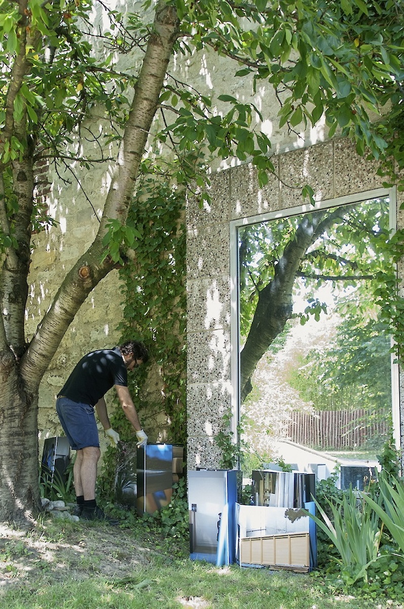 Un homme arrange une scène d'encombrants