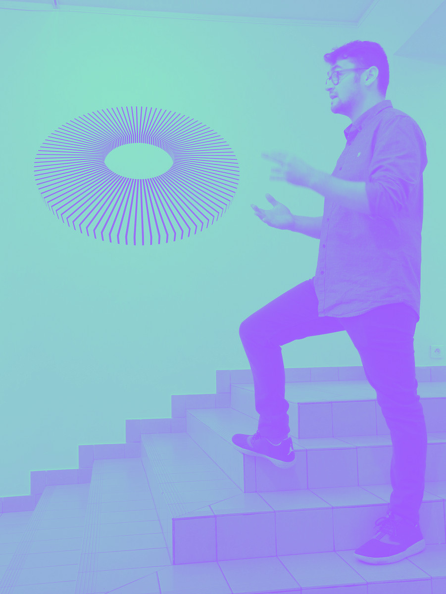 Un homme sur un escalier