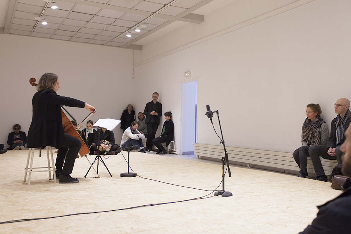 Une violoncelliste devant un public