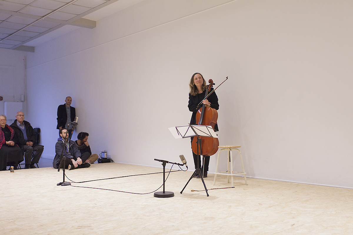 Une violoncelliste sur scène