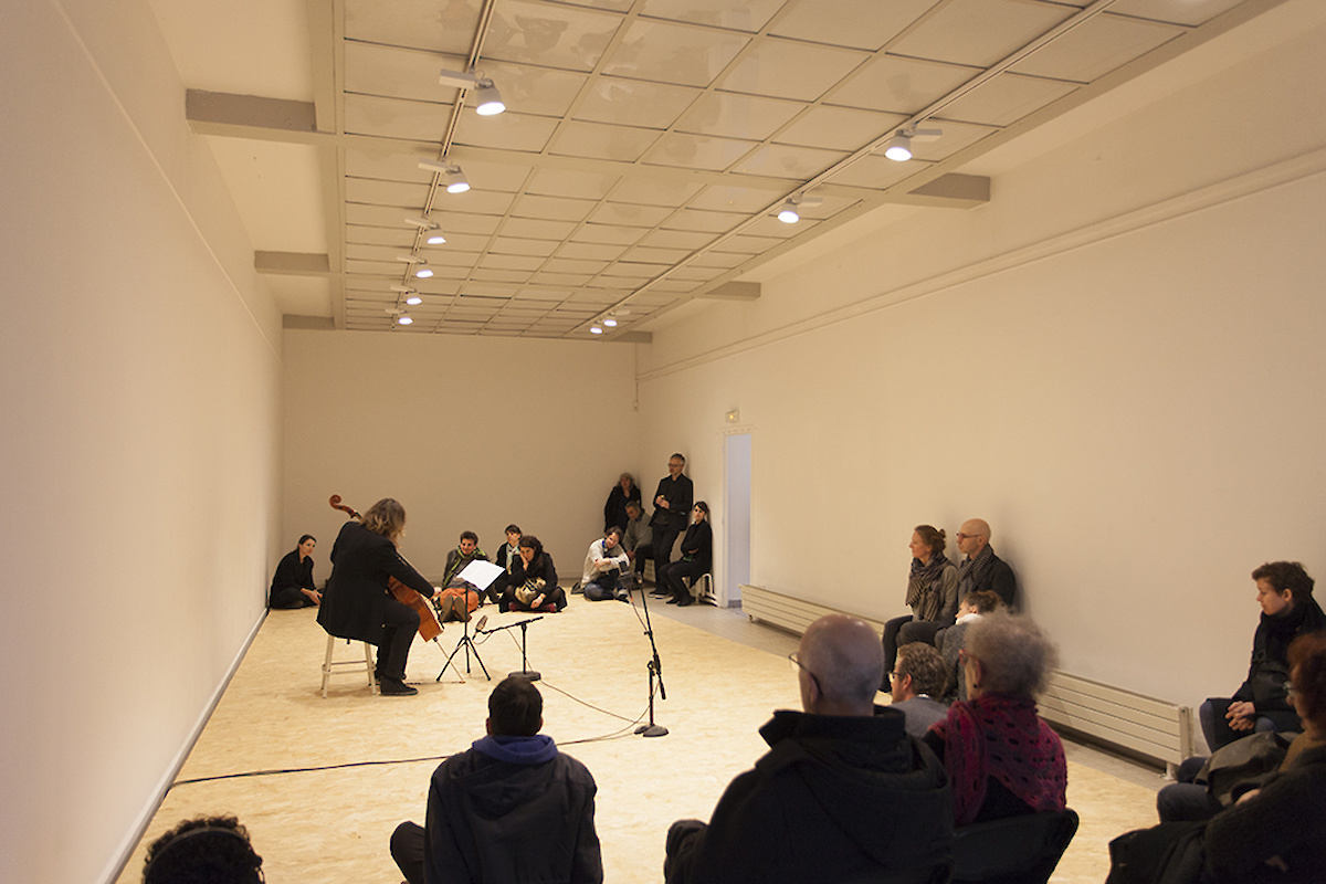 Vue de la salle pendant la performance de la violoncelliste