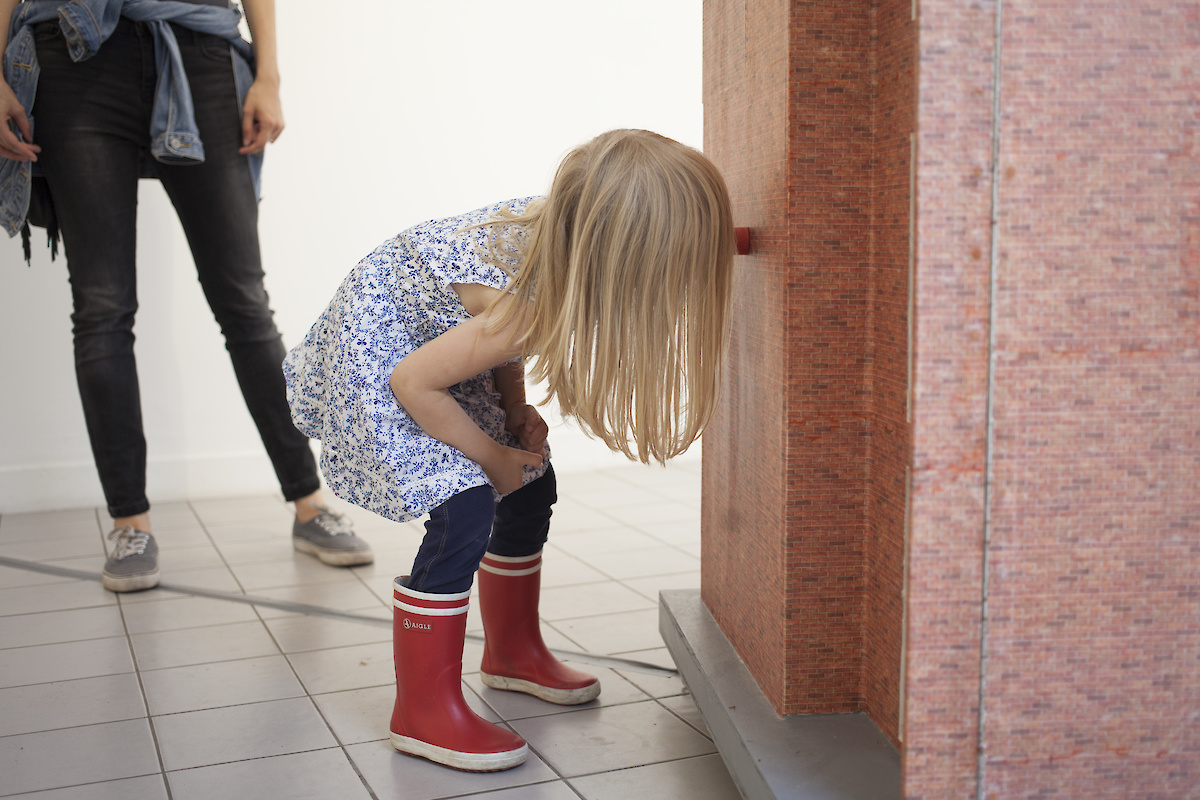 Une enfant regarde une oeuvre