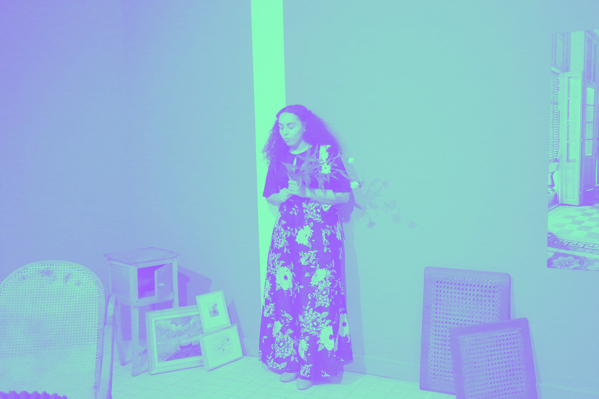 Une femme dans une pièce à fond bleu clair