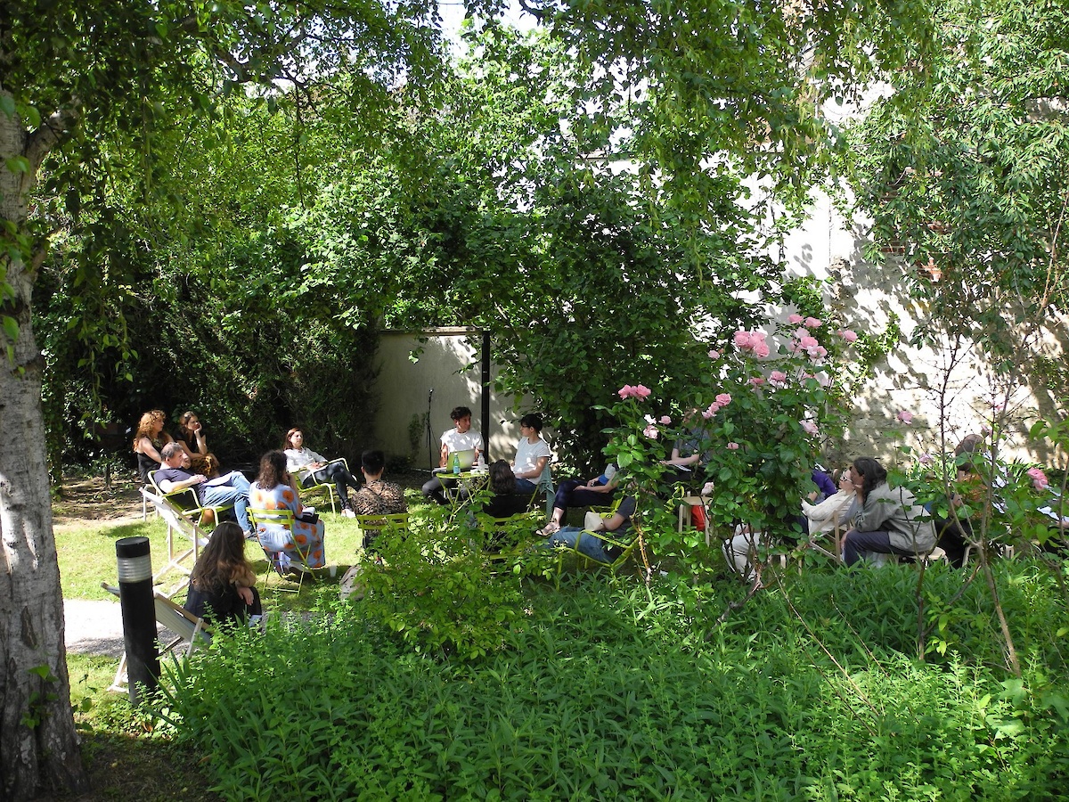 Vue de la rencontre dans le jardin