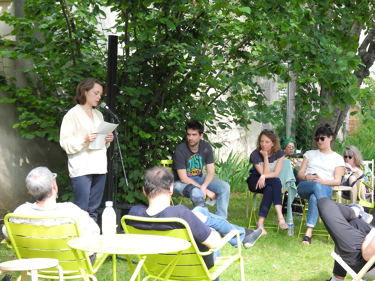 Vue de la rencontre dans le jardin