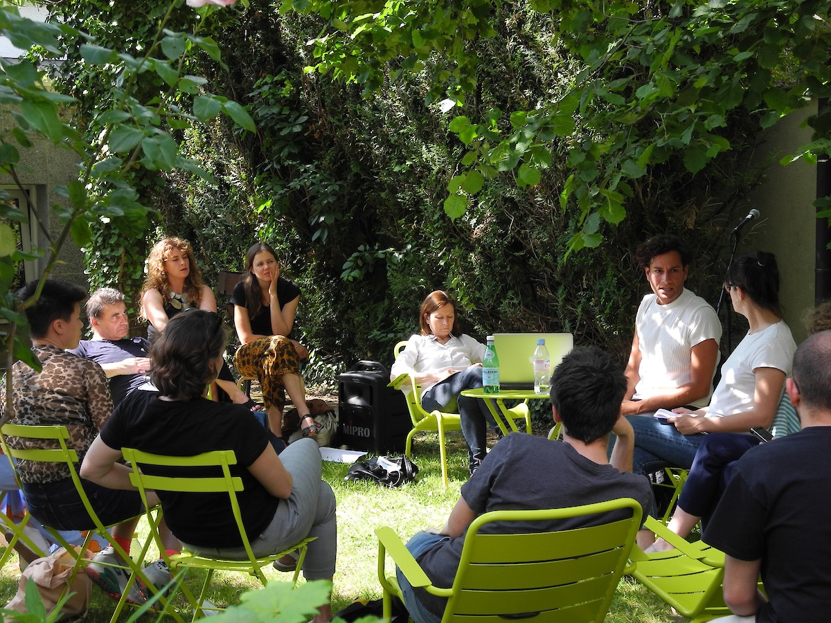 Vue de la rencontre dans le jardin