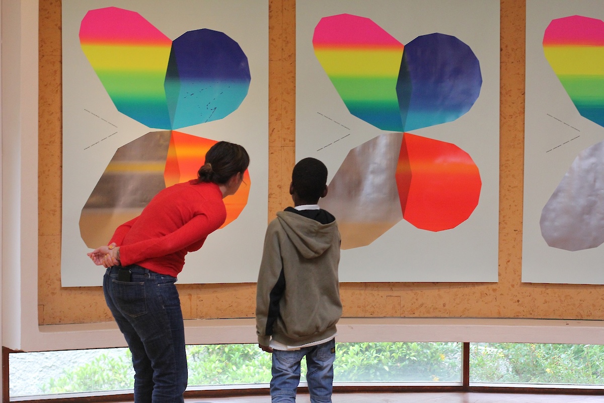 Deux personnes devant les papillons colorés