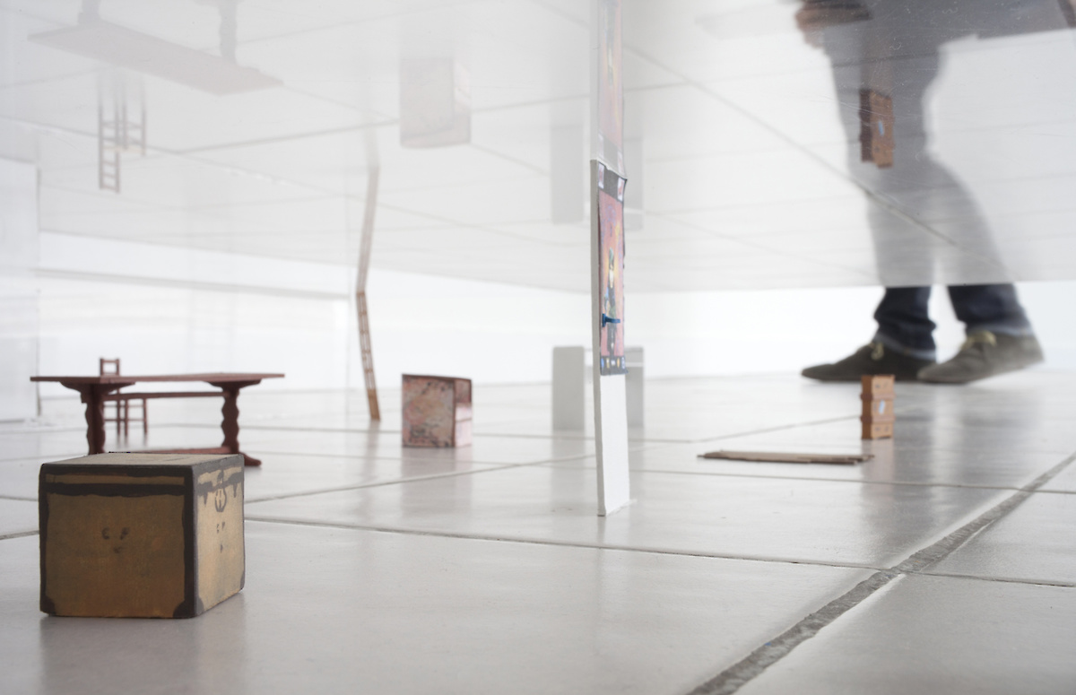 Des pieds photographiés sous une table