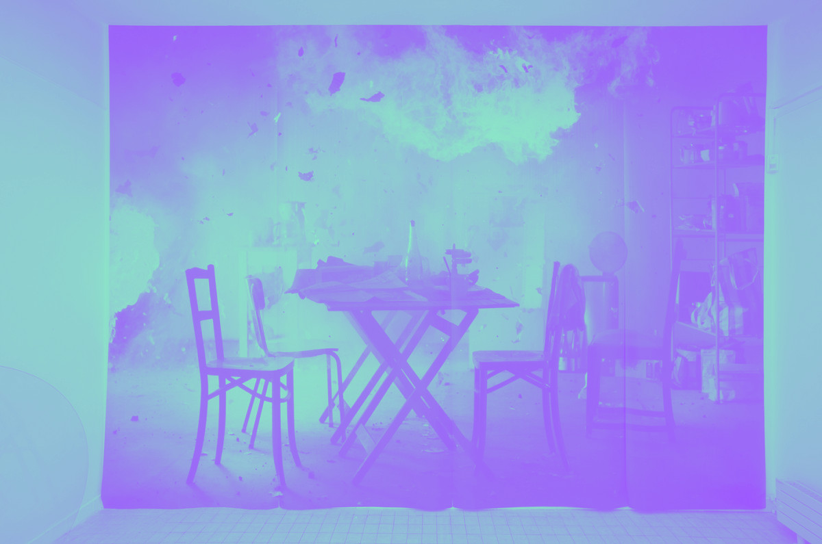 Vue d'un tableau : une table en dessous d'une explosion