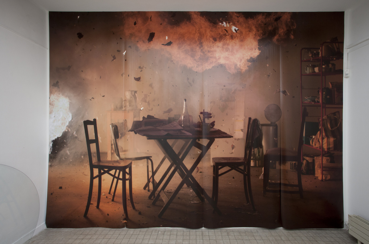 Vue d'un tableau : une table en dessous d'une explosion