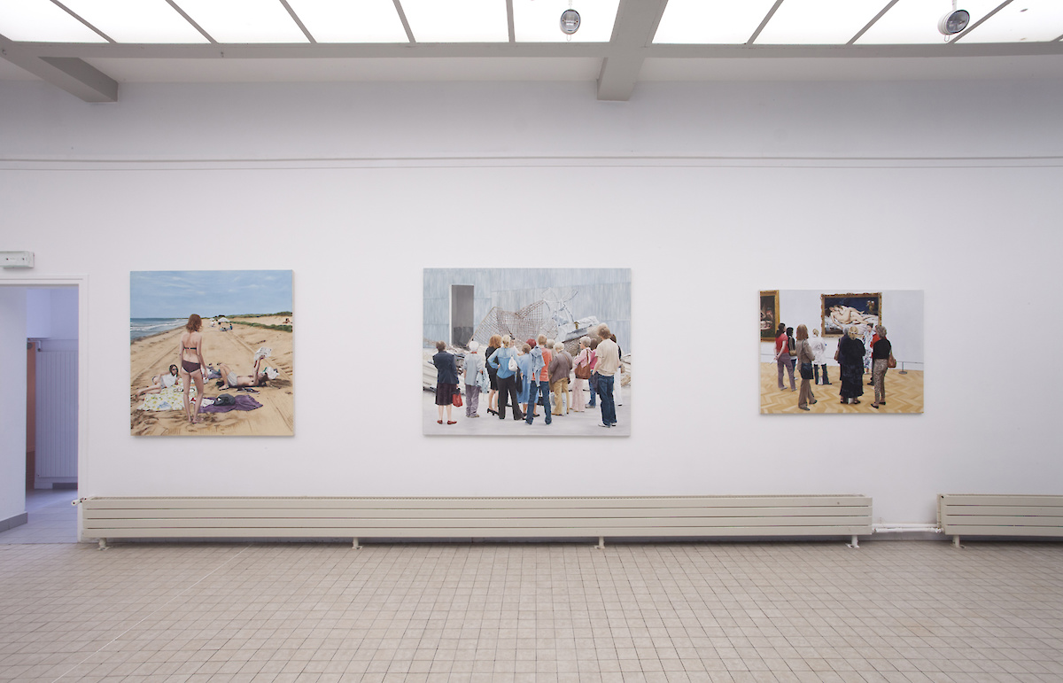 peintures de groupes de personnes dans un musée, devant une œuvre et sur la plage