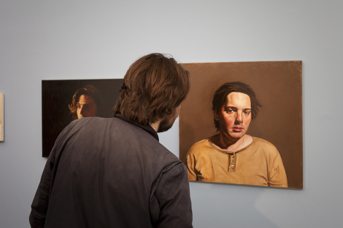 face à face entre un autoportrait de l'artiste et l'artiste