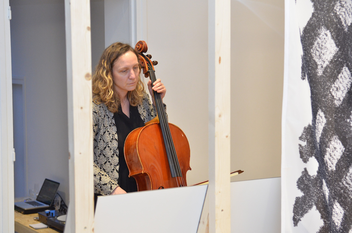 Une femme joue du violoncelle