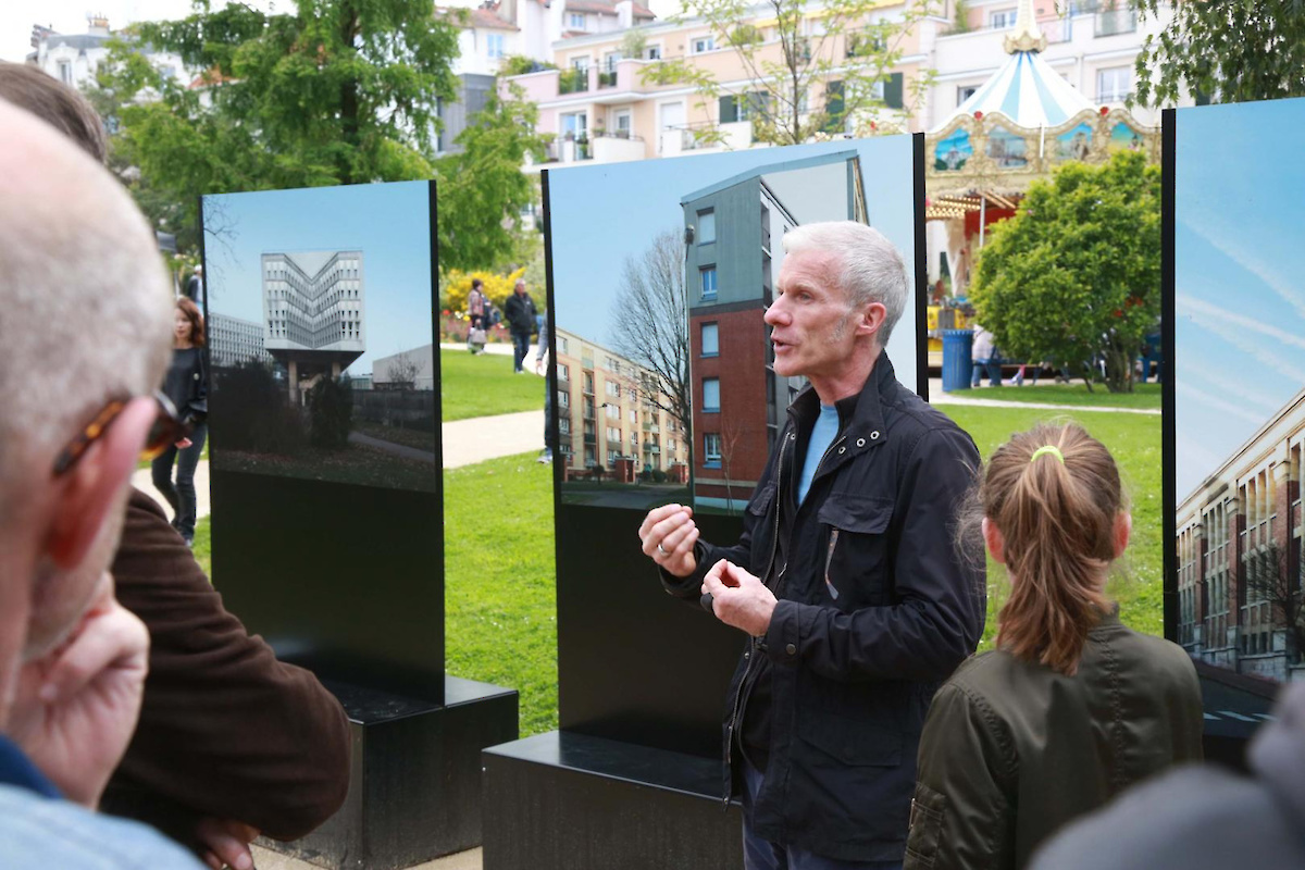 Eric Sempé explique ses photographies au public