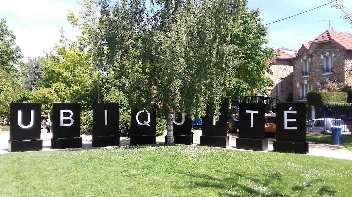 Panneaux du mot ubiquité dans un parc