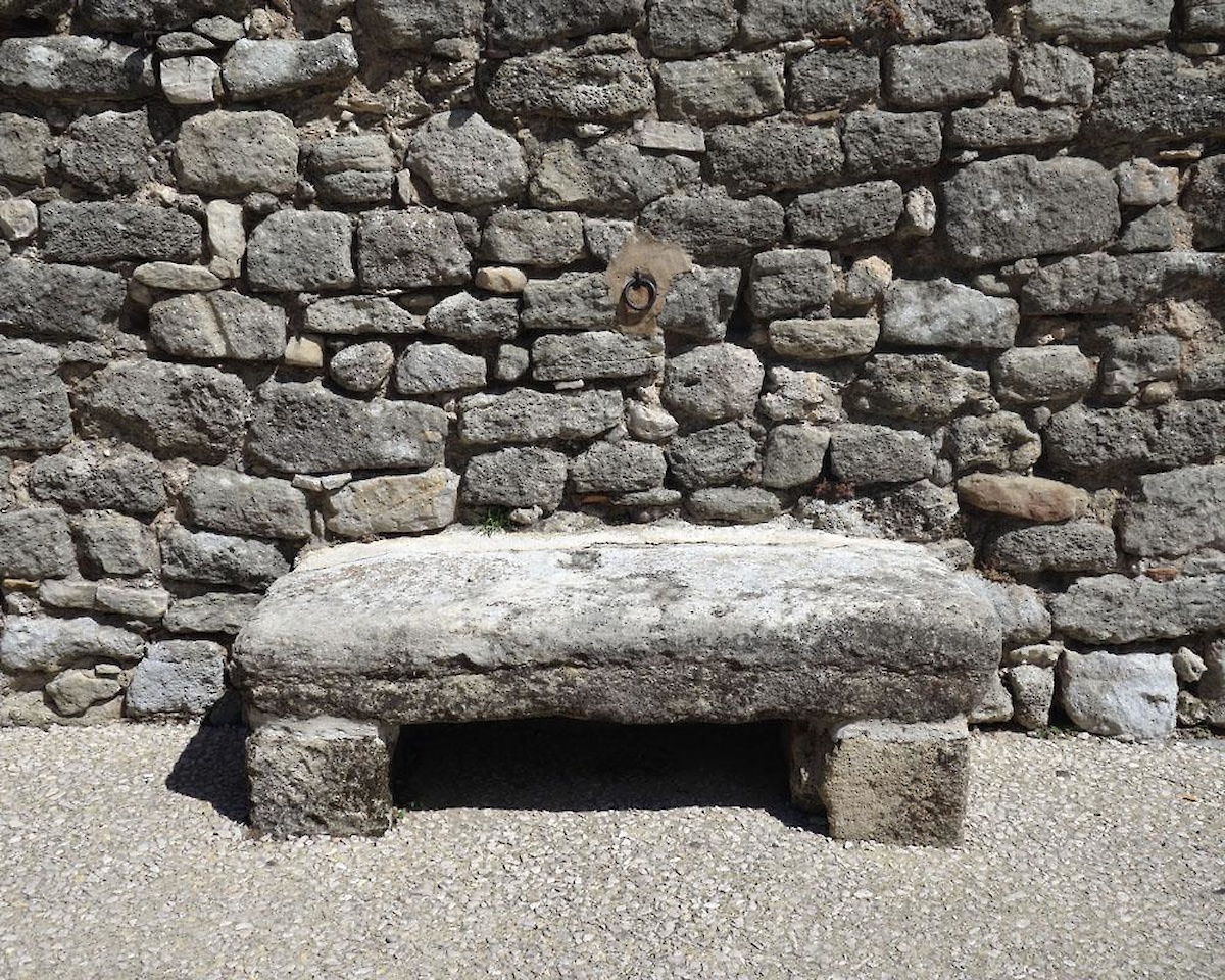 Photographie d'un banc en pierre