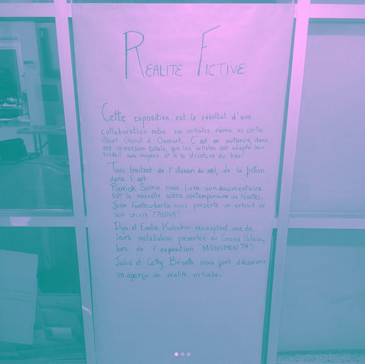 Texte de présentation sur une porte, réalité fictive, note d'intention d'une exposition