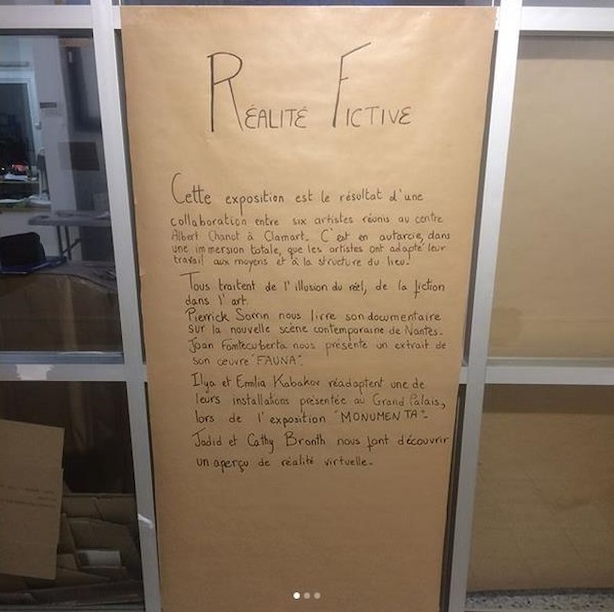 Texte de présentation sur une porte, réalité fictive, note d'intention d'une exposition