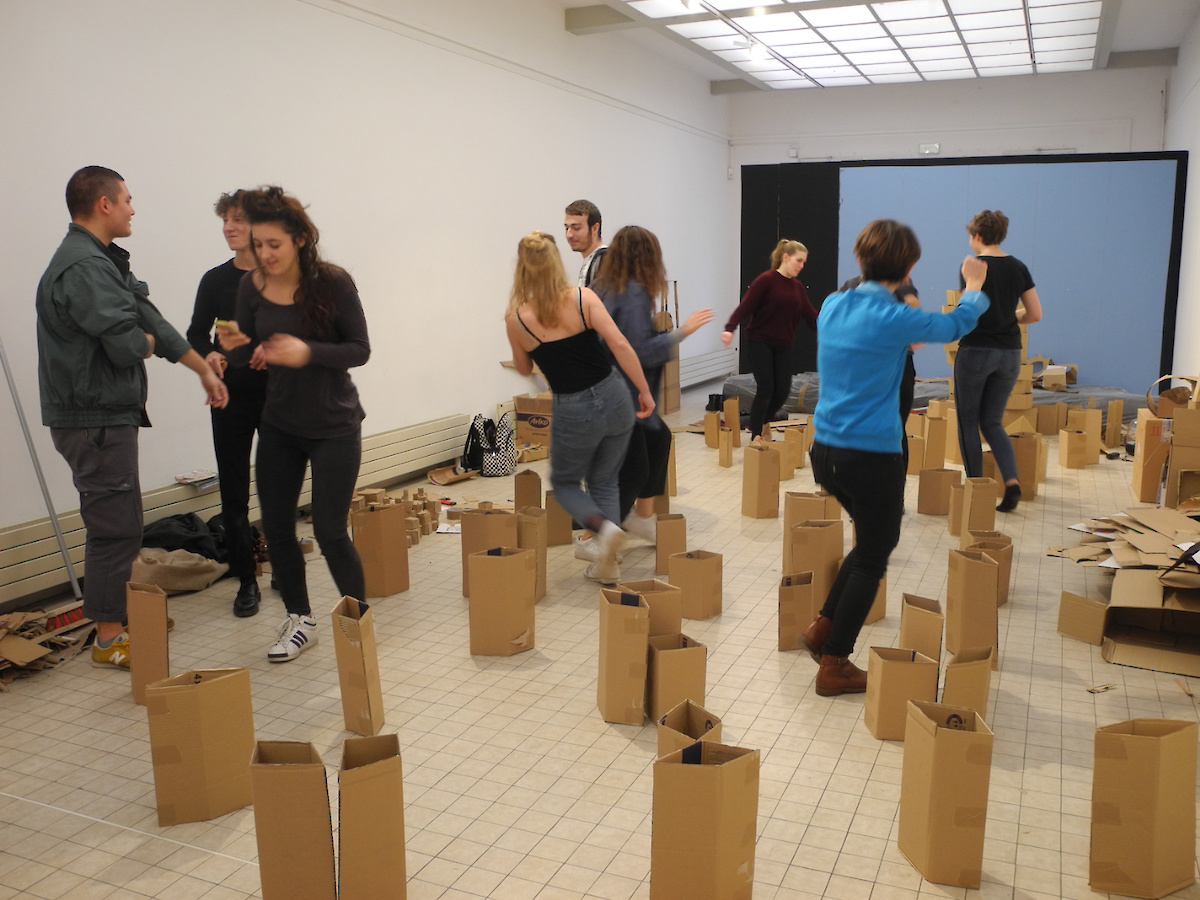 Des personnes slaloment entre des blocs de carton