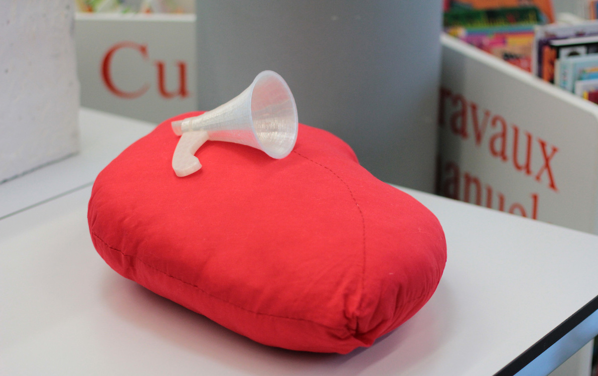 sculpture 3D haut-parleur sur un coussin rouge