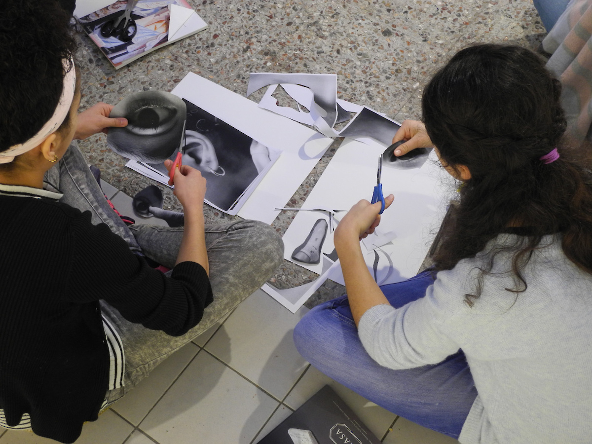 atelier performance, découper et coller le papier, atelier découpage et collage, vue d'un atelier