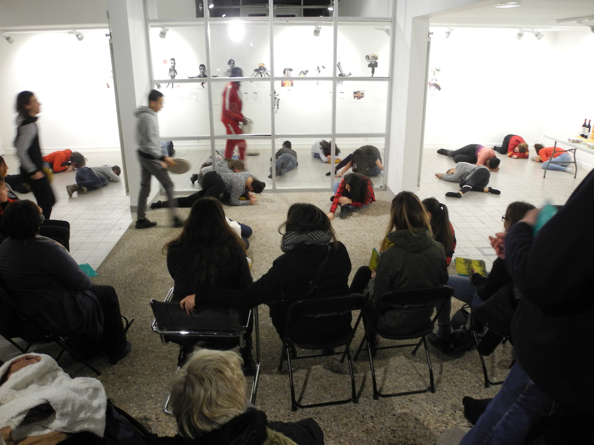 Performance avec des collégiens, danser au sol, mouvements au sol, vue d'une performance collective, personnes allongées