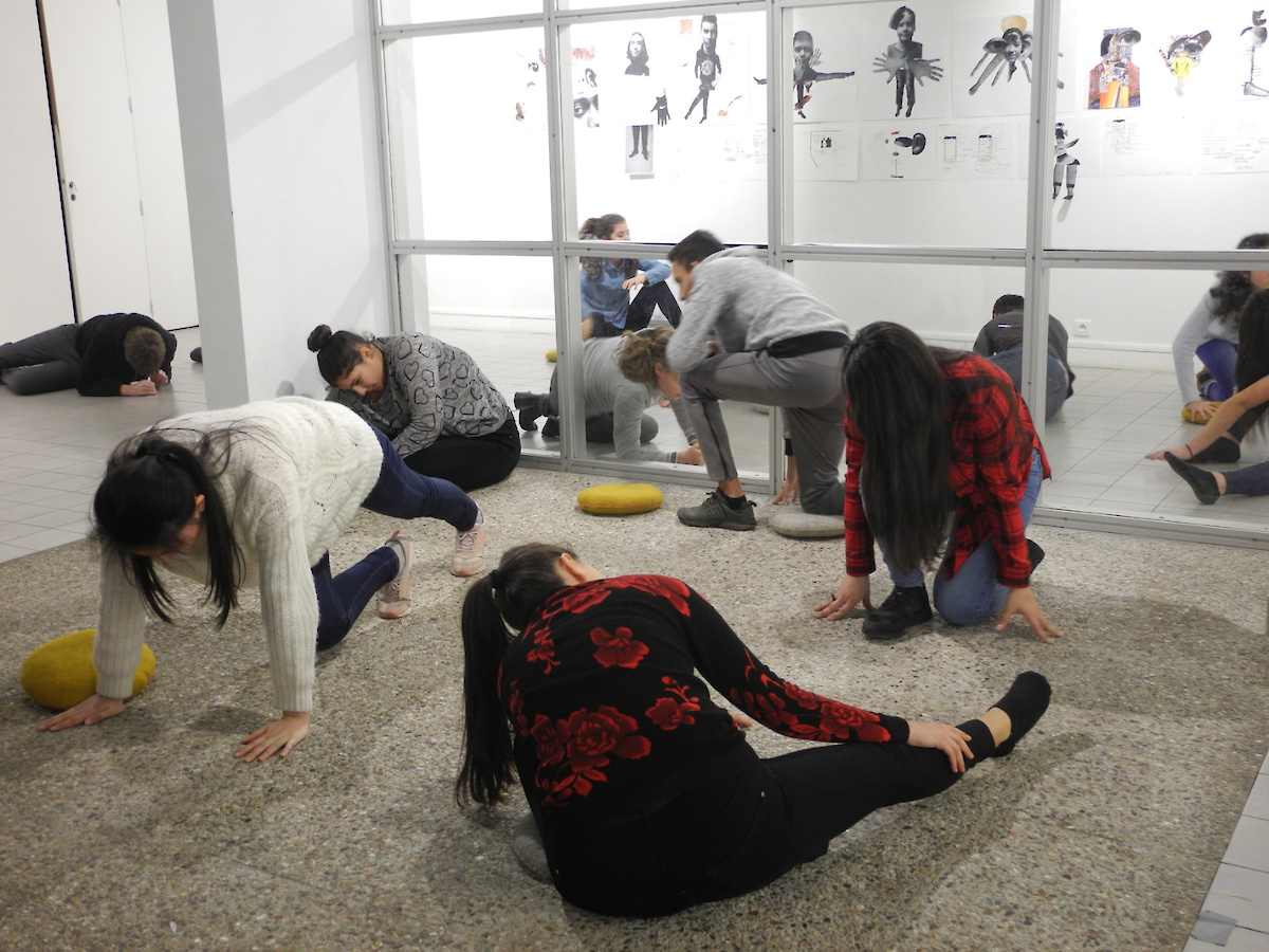 Performance avec des collégiens, personnes qui dansent au sol