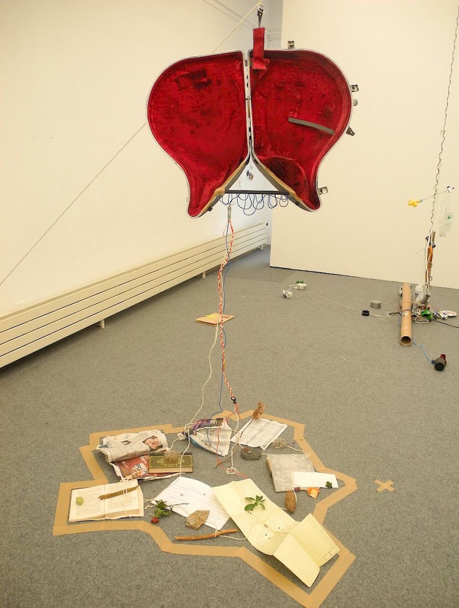 atelier de création entre l'artiste et des étudiants en école d'art, expérimentation, installation avec des matériaux de récupération, déchets