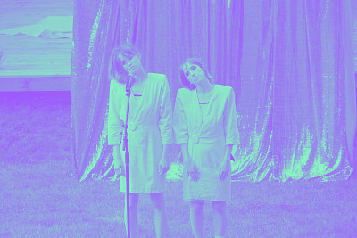 2 femmes côté-)à-côte devant un micro