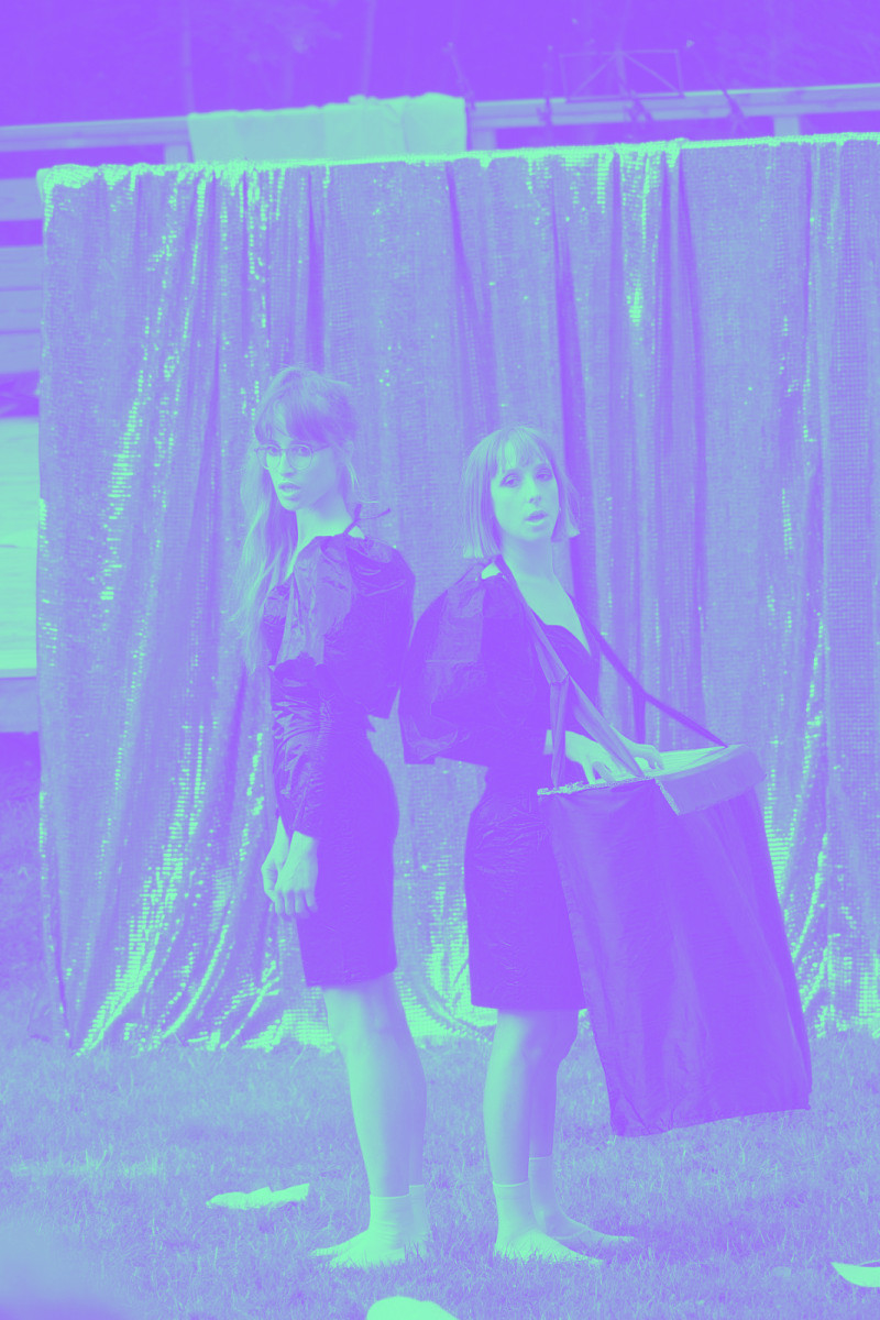 2 femmes dos à dos en robe de plastique bleu