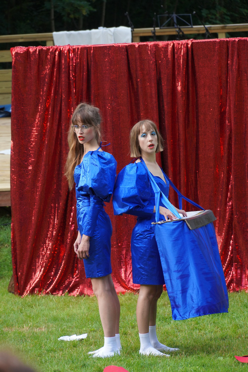 2 femmes dos à dos en robe de plastique bleu