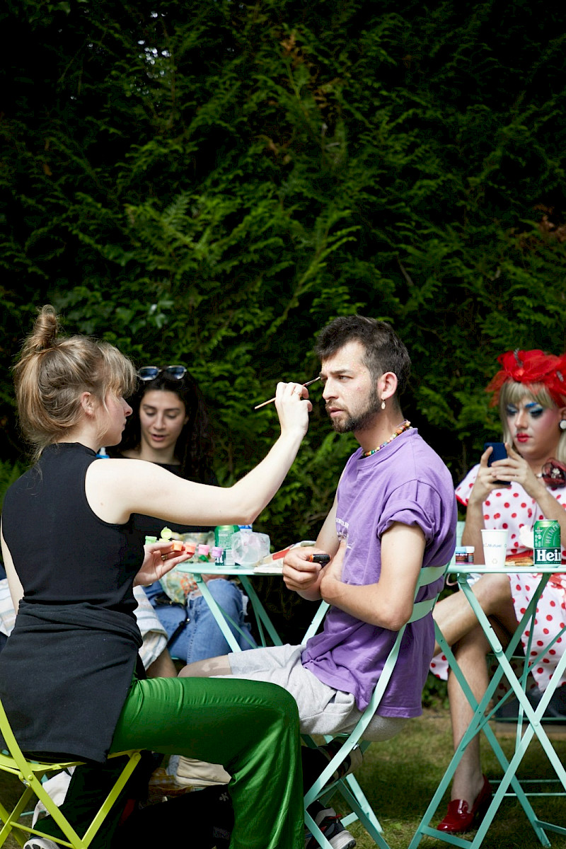 maquillage à la peinture fluo dans le jardin du centre d'art