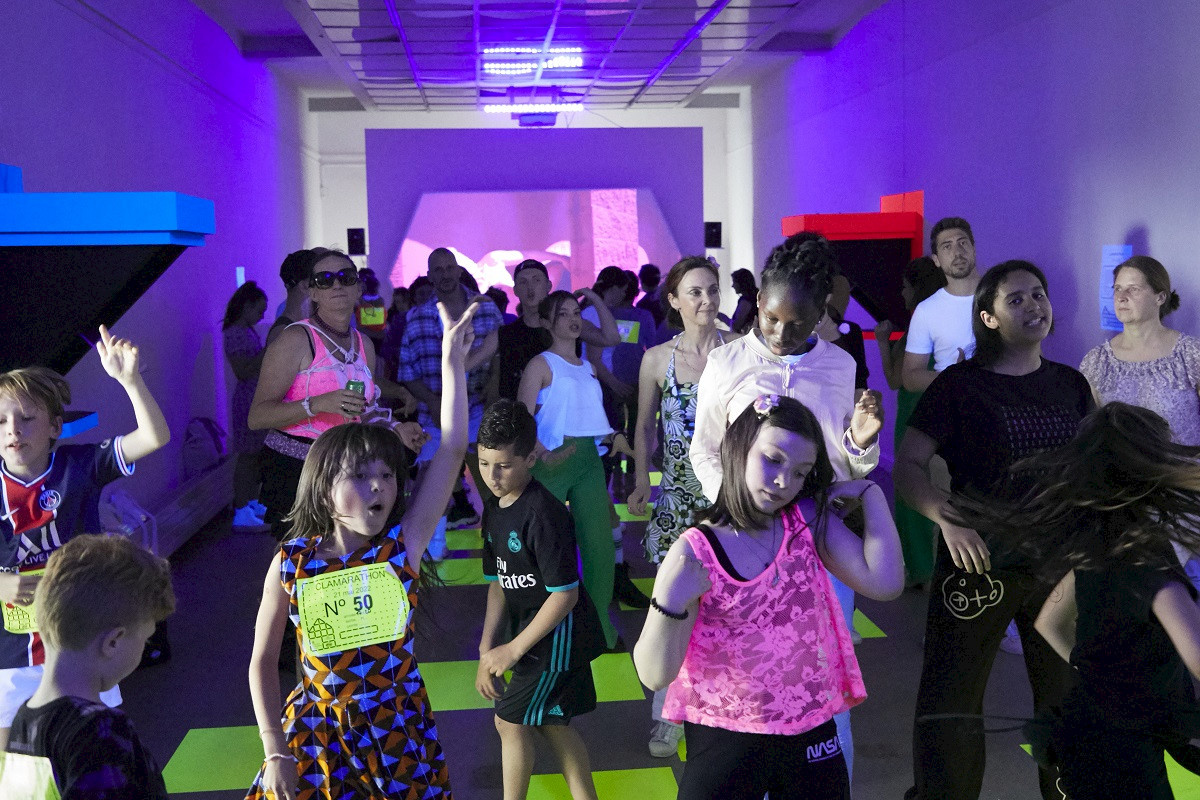 Salle de danse dans l'espace d'exposition remplie de danseurs