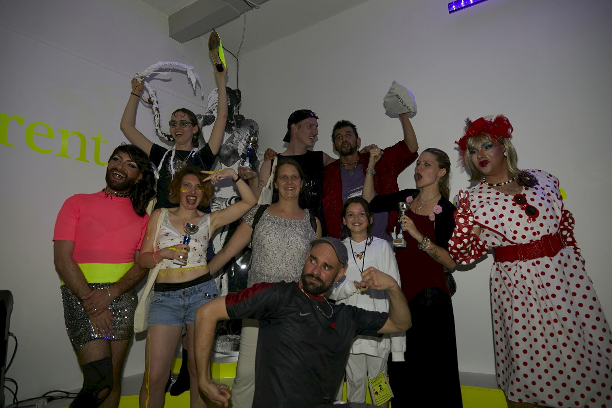 photo de groupe de vainqueurs de la compétition de danse, sur l'estrade les bras en l'air